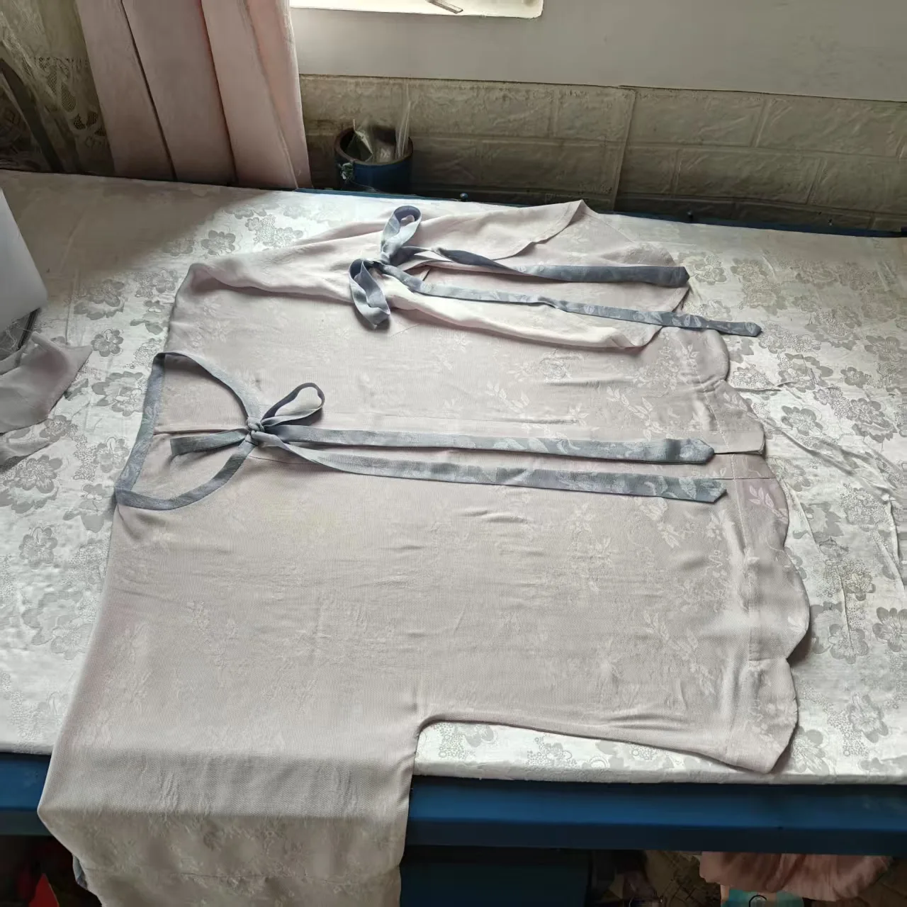 圆领衫波浪下摆+荷叶袖