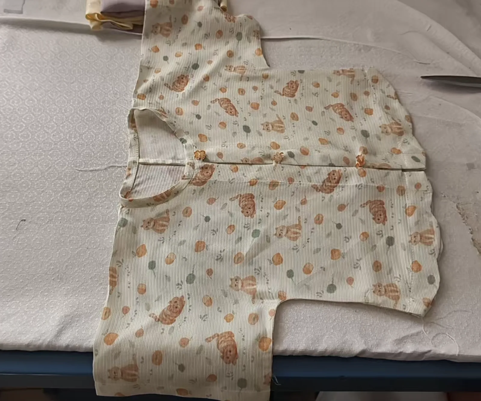 小孩明圆领衫波浪下摆